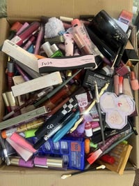 مكياج ماركات • ١٥ كيلو • ٧٠٠ قطعة