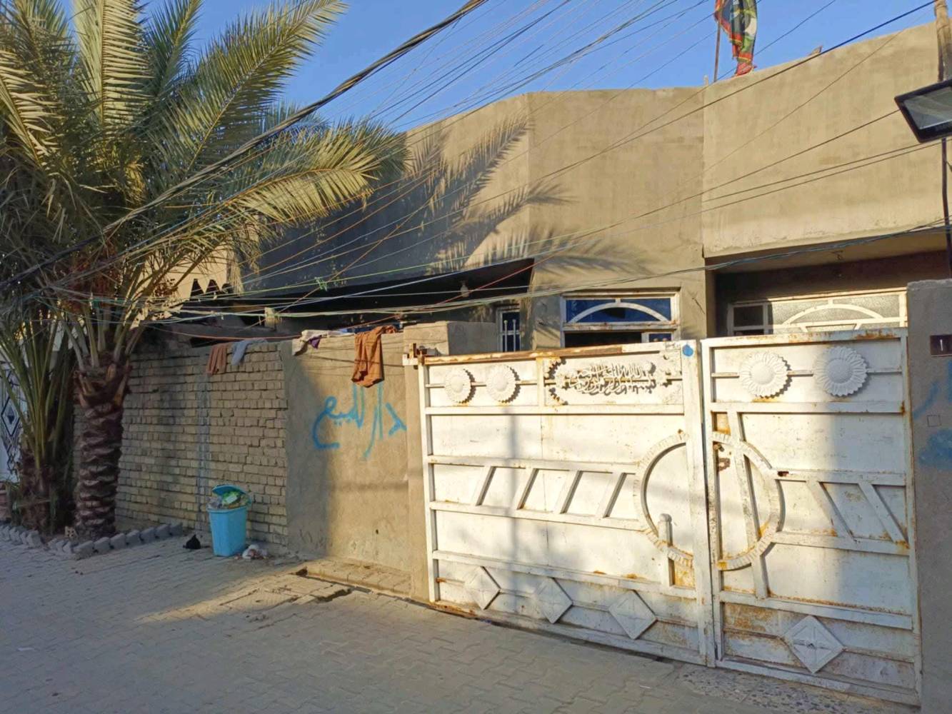 بيت للبيع دوانم شارع ٦٠ قبل السجه شارع أبو طياره
مساحة البيت 240 م واجهة10 ونزال ٢٤ قاط ونص بي ٤غرف سويتات +صاله مطبخ استقبال منور وصحيات
البيت ابيعه كامل وابيعه نص شرگ حسب الطلب
الاتصال ع الرقم ***********