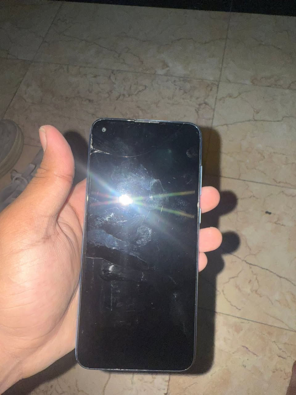 عندي هذا السامسونق شغال للبيع بي كسر خفيف بلشاشه ما ماثره ابدا عَ لمس وسعره طيب اليريد خليدك عليه ***********
