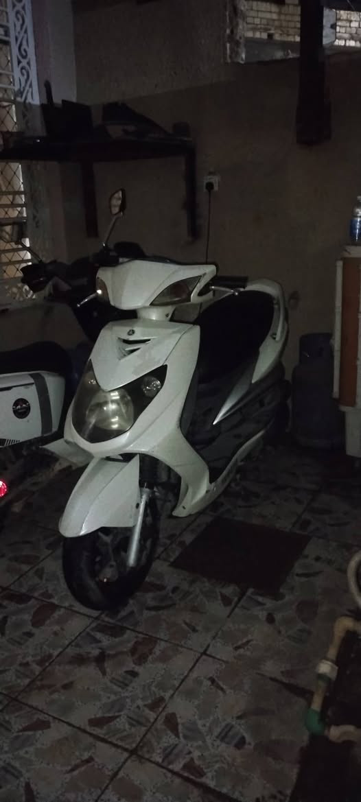 دراجة سكنس فحل نوزل خطين دراجه كامله من كلشي تايرات جدد باتري فيت بم جديد دهن كله امزويل بانزين محسن دراجه ابلادي كفرات ختم واحد ويه مكينه و المكينه ناعمه خرسه متنسمع كهربائيات  كله شغاله مابيه ايشي نقص 
سعر 700 و بيه مجال 
***********
مكان بغداد الشعب
