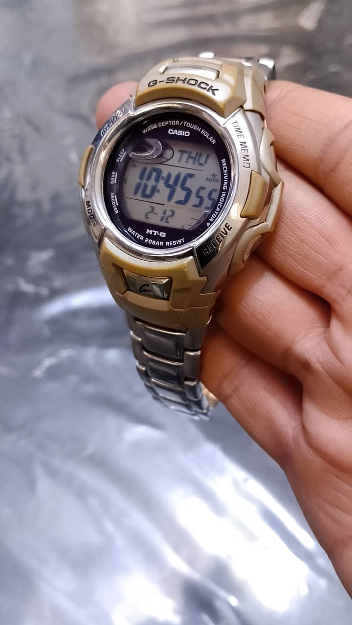 CASIO G-Shock MTG-M900DA-8
انتاج اليابان: سلسلة MTG كاسيو جي شوك وهوه جزء من خط بدأ في عام 1999
اهم المواصفات 
•الطاقة الشمسية (Tough Solar): تعمل بتقنية الطاقة الشمسية، حيث يتم شحنها بواسطة ضوء الشمس. 
•ضبط الوقت الذري (Wave Ceptor / Multi-Band): تستقبل إشارات الراديو من محطات حول العالم لضبط الوقت تلقائيًا وبدقة عالية (تصل إلى 6 محطات حول العالم في بعض الطرازات). 
•التوقيت العالمي: تتيح عرض التوقيت في مناطق زمنية مختلفة حول العالم (48 مدينة). 
•مقاوم للصدمات. 
•مقاومة الماء: مقاومة للماء حتى عمق 200 متر
وظائف إضافية:
إضاءة خلفية كاملة تلقائية (EL Backlight). 
4 منبهات يومية ومنبه غفوة. 
ساعة إيقاف (Stopwatch) بدقة 1/100 من الثانية. 
مؤقت للعد التنازلي (Countdown Timer). 
تقويم تلقائي كامل. 
تنسيقات عرض الوقت بنظامي 12 و 24 ساعة. 
التصميم: تتميز بتصميم متين مع سوار من الفولاذ المقاوم للصدأ


**إذا كنت صاحب هذا الإعلان وتريد حذفه لأي سبب، رجاءا أرسل رسالة إلى الدعم الفني**