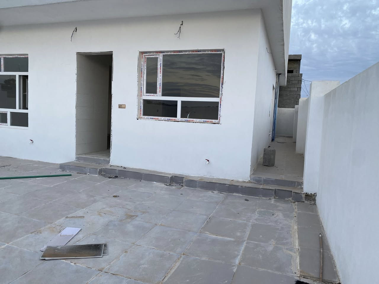 دار سكن 200 (طابو صرف)  طابقين في ملك شاه يتكون طابق الارضي غرفتين نوم و هول كبير و مطبخ و استقبال و حمامات داخلي و خارجي  و الطابق الثاني غرفتان و هول و حمامات  فول سيراميك 🛑 مع بير ماء 🛑 

السعر 65 قابل للتفاوض

***********
