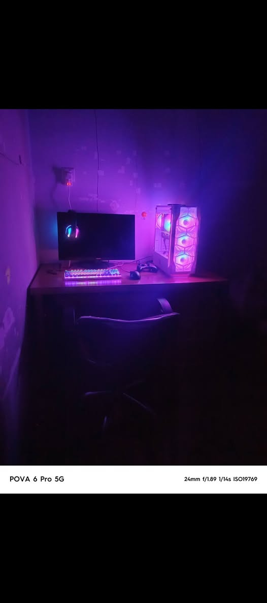 Herogear الكيس من شركت
اللوحة الأم (Motherboard): H510
​المعالج (CPU): Intel Core i5-10400F
​كرت الشاشة (GPU):  RX 580 8 
​الهارد (SSD): بسعة 510 جيجابايت
​الرام (RAM): 16 جيجابايت بسرعة 3200 ميجاهرتز
​التبريد: مبرد هوائي للمعالج
​المراوح: الكيس يحتوي على 4 مروحات (فانات)
​الشاشة: سامسونج (Samsung) بدقة 2K وتردد 60Hz ونوع اللوحة IPS
​بشكل عام، هذي التجميعة تعتبر اقتصادية ومناسبة للألعاب بدقة 1080p، بس الشاشة الـ 2K ممكن تكون قوية شوية على كرت الـ RX 580 بالألعاب الثقيلة   

االتواصل ***********

   السعر750 قابل للتفوض

الموقع العراق \بصره\ الصمعي
