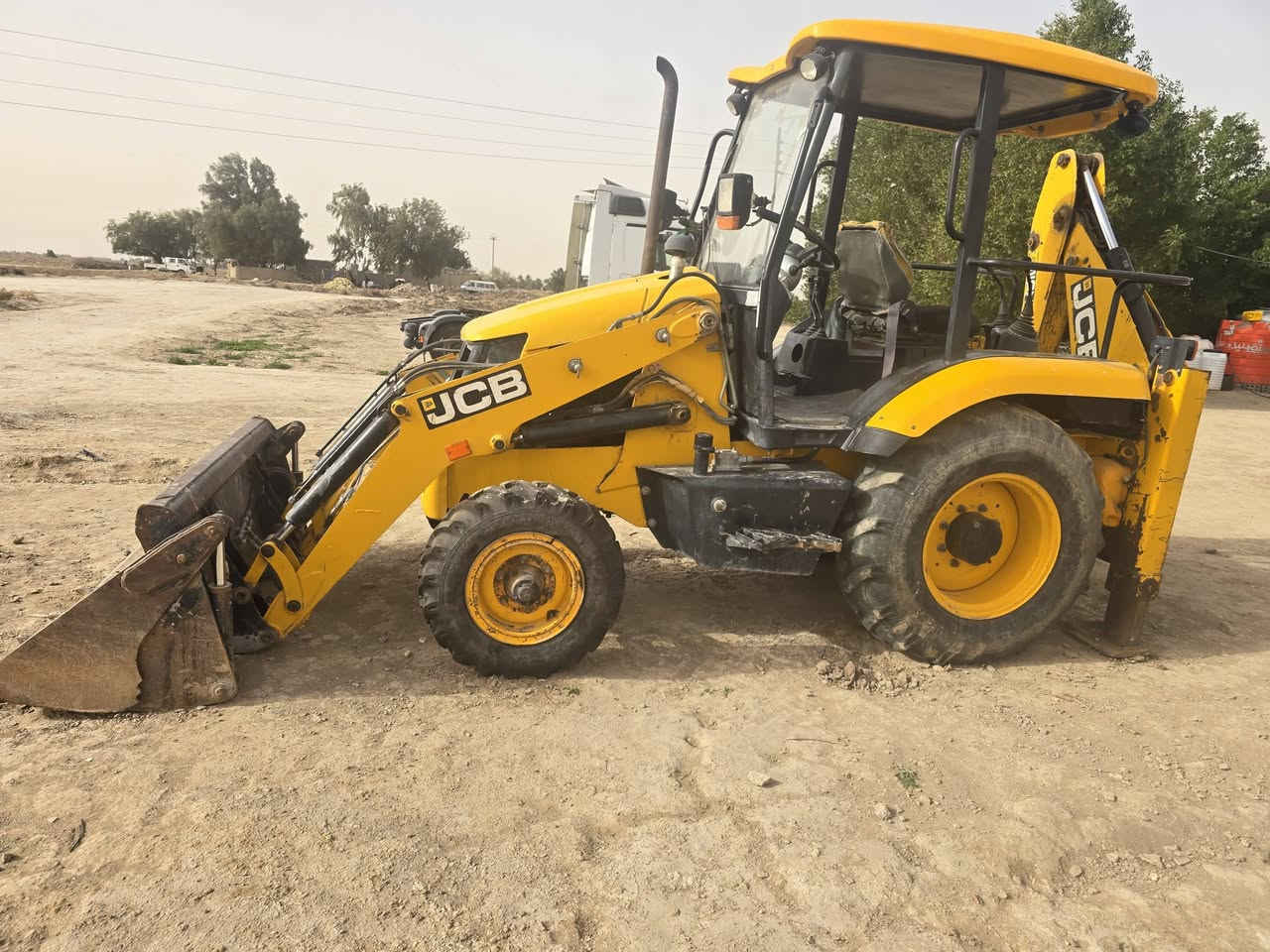 سلام عليكم لبيع جي سي بي بدون رقام بيه منفيس بس ماتسجل موديل ٢٠٠١٤ جديده ماتعبانه لمكان بابل شوملي  لسعر ١١٥ ورقه ***********
