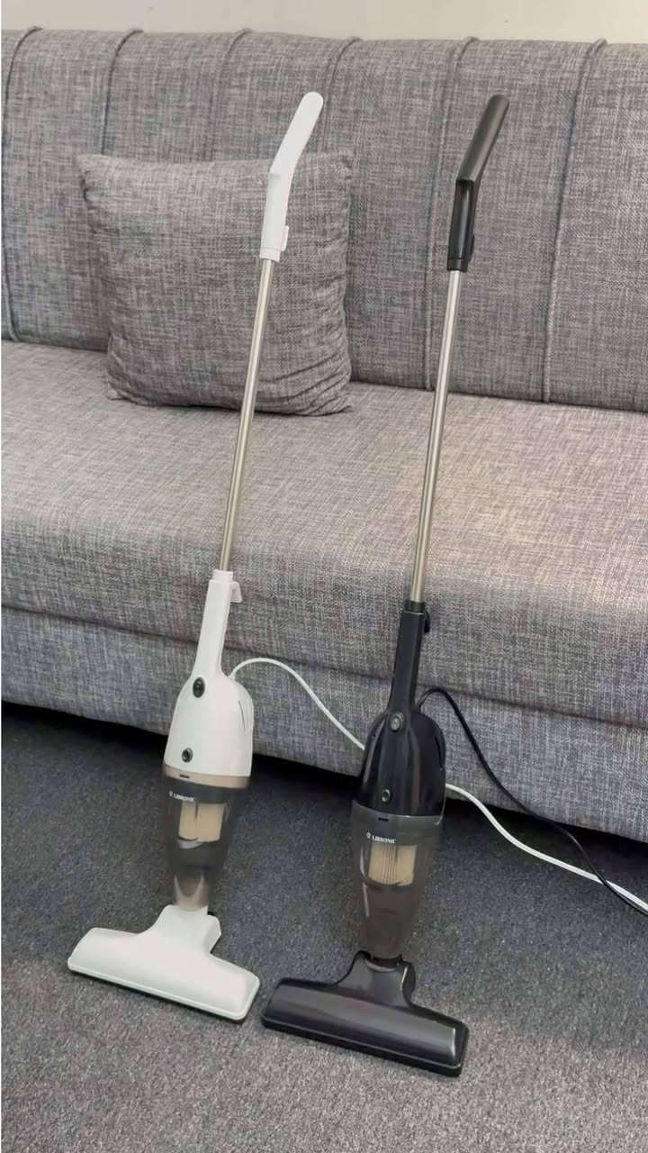 الاستخدامات
تنظيف الأرضيات اليومية (سيراميك، بلاط، باركيه)

شفط الغبار والأتربة من السجاد الخفيف

تنظيف الكنب، الستائر، المراتب والزوايا الضيقة

مثالية للسيارات، الأدراج، وبين الأثاث بفضل وضع المكنسة اليدوية

مناسبة للاستخدام المنزلي السريع بدون مجهود

المميزات

قوة محرك 600 واط لشفط فعال وقوي

تصميم 2 في 1: مكنسة عصا + مكنسة يدوية قابلة للفصل

نظام فلترة إعصاري (Cyclone) مع فلتر قابل للغسل وإعادة الاستخدام

سعة حاوية غبار كبيرة 1000 مل (1 لتر) لتقليل التفريغ المتكرر

خزان شفاف لمراقبة امتلاء الغبار بسهولة

تشغيل بزر واحد مريح وسهل الاستخدام

أنبوب معدني قابل للفك للوصول للأماكن المرتفعة

خفيفة الوزن وسهلة التخزين

جهد التشغيل: 220–240 فولت

التردد: 5060 هرتز

ضمان لمدة سنة من تاريخ الشراء

الملاحظات

يُنصح بتنظيف الفلتر بشكل دوري للحفاظ على قوة الشفط

غير مخصصة لشفط السوائل أو الرماد الساخن

تُستخدم على الأسطح الجافة فقط

بلد المنشأ: الصين

طول سلك الكهرباء 400 سم
السعر 35الف توصيل جميع المحافضات 5الف


**إذا كنت صاحب هذا الإعلان وتريد حذفه لأي سبب، رجاءا أرسل رسالة إلى الدعم الفني**