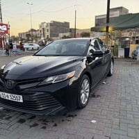 تويوتا كامري  وارد امريكي 2018 le  سياره بدون صبغ كلين وبيها سونار  بي...