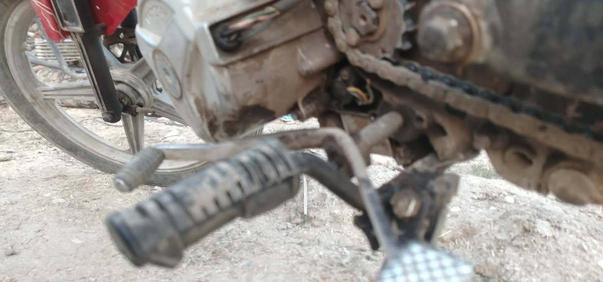 السلام عليكم ... دراجة دايون موديل 2022 كلك .. دراجة اشتريتها قبل سنه من ولد بل حله كفلها اليه من السرقه
.. الدراجة مكفوله من كرهبائيات كامله و المحرك لاتنقيص ولا دخان كلجات 200 جديدة و تجفيته جديده وكلشي بلادي وكاله حطيتله .. 
الخلل البيها  الصفحه ماته  ذب دهن مزروفه //مصورها // والكلج ثكيل من الواير مو المحرك
و واليده مالت البريك مالتها مالت تايكر  ... مكانها بابل الكفل .. سعرها 450 وبيها مجال .. رقم ***********
