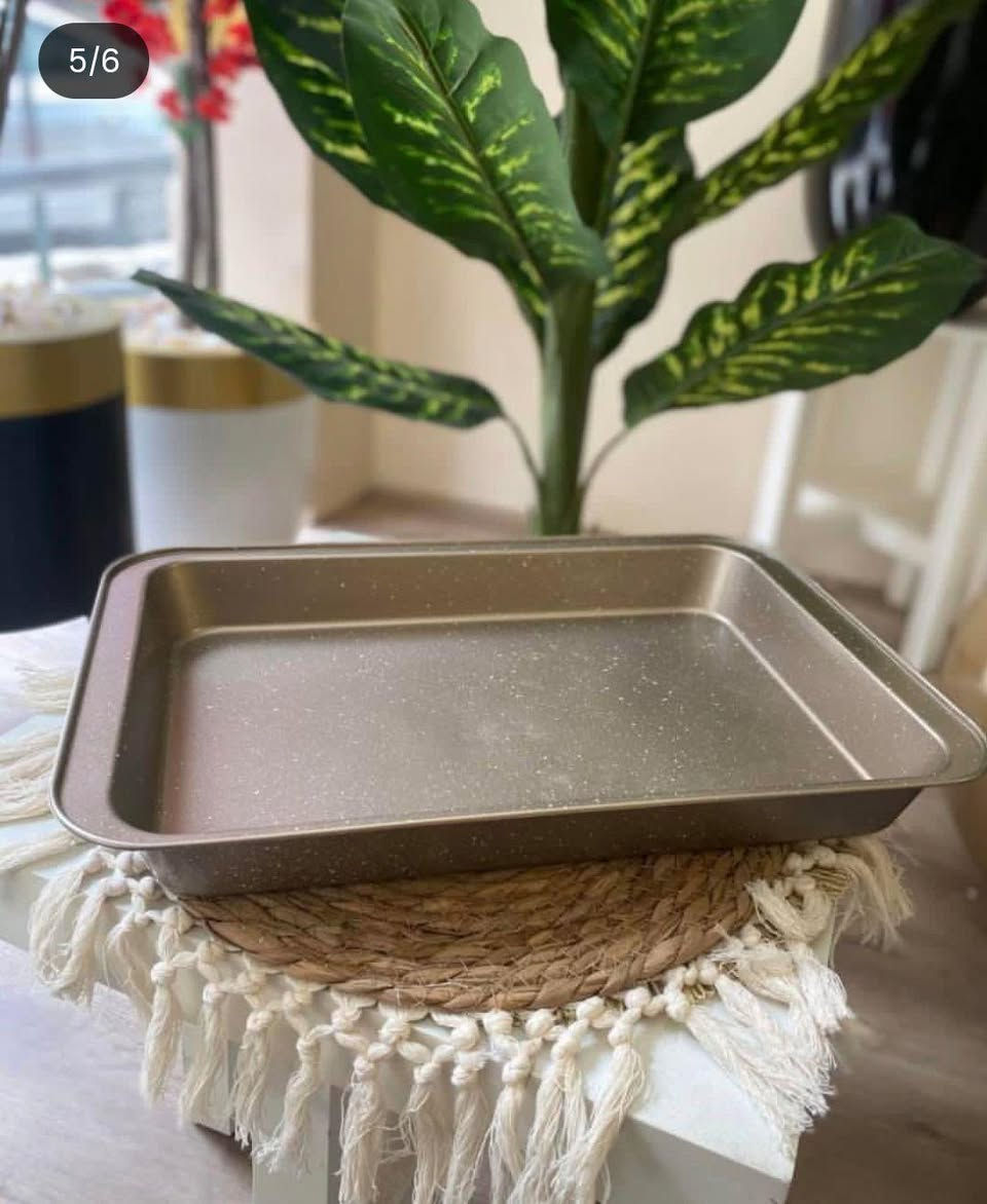 الف رحمه على روح امه وابو الي يعلقلي هذا باب رزقي الوحيد 
طقم قوالب خبز وكيك غرانيت (3 قطع) لون برونزي ملكي
طقم احترافي متكامل يجمع بين التصميم العصري والوظائف المتعددة، مصمم ليغطي كافة احتياجاتك في الخبز وصناعة الحلويات بلمسة جمالية مميزة.
• تصميم عصري: يتميز بلون برونزي أنيق مع تأثير حبيبات الغرانيت ليعطي مظهراً فخماً لمطبخك.
• تنوع في الاستخدام: يحتوي الطقم على ثلاثة أشكال أساسية (دائري مجوف، مستطيل عميق، صينية مسطحة) لتناسب مختلف أنواع الكيك والمعجنات.
• حواف انسيابية: مصمم بحواف عريضة ومنحنية تضمن سهولة الحمل والتحكم عند الإخراج من الفرن.
• توزيع حراري متوازن: القوالب مصنعة لضمان نضج متساوي للمخبوزات بفضل تصميمها الهندسي.
• سهولة التخزين: يمكن وضع القوالب داخل بعضها البعض لتوفير مساحة كبيرة في خزائن المطبخ.

المواصفات:
• المادة: معدن مطلي بطبقة غير لاصقة (تأثير الغرانيت).
• اللون: برونزي / ذهبي مطفي منقط.
• النمط: طقم من 3 قطع مختلفة الأشكال.
• الأبعاد: الصينية 43*28 سم
                الصغير 25*13 سم
                الدائري قطر 24سم
• 1 × قالب كيك دائري مجوف (Bundt Pan) بنقشة مضلعة.
• 1 × قالب توست وكيك مستطيل (Loaf Pan).
• 1 × صينية خبز مستطيلة واسعة (Baking Tray)
للحجزوالاستفسارمراسلةالصفحهتتوفرخدمةتوصيللجميعالمحافظات. بغداد, العراق


**إذا كنت صاحب هذا الإعلان وتريد حذفه لأي سبب، رجاءا أرسل رسالة إلى الدعم الفني**