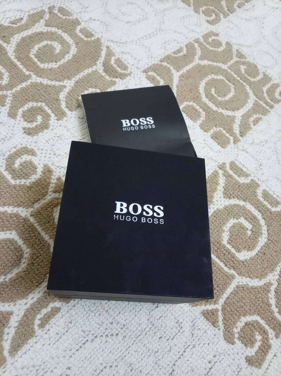 الساعة المعروضة في الصورة هي ساعة Boss Hero Sport Chronograph للرجال، وتحمل رقم الموديل 1513755.
￼Watch Connection +1

إليك أهم تفاصيل هذه الساعة:

التصميم والمظهر

الميناء: تأتي بميناء باللون الأزرق الجذاب مع شعار BOSS Hugo Boss.

الهيكل والسوار: مصنوعان من الفولاذ المقاوم للصدأ باللون الفضي.

المقاس: يبلغ قطر الهيكل حوالي 43 مم إلى 45 مم. 

￼Mercado Libre +3

المميزات التقنية

الحركة: تعمل بحركة كوارتز كرونوغراف دقيقة.

الوظائف: تشتمل على وظيفة الكرونوغراف (ساعة إيقاف)، وعرض التاريخ، وعرض الوقت بصيغة 24 ساعة.

مقاومة الماء: تتميز بمقاومة للماء تصل حتى 50 مترًا (5 ATM)، مما يجعلها مناسبة للاستخدام اليومي.

الإطار: يحتوي الإطار على مقياس Tachymeter لتحديد المسافات
@everyone
@المتابعين
@الجميع


**إذا كنت صاحب هذا الإعلان وتريد حذفه لأي سبب، رجاءا أرسل رسالة إلى الدعم الفني**
