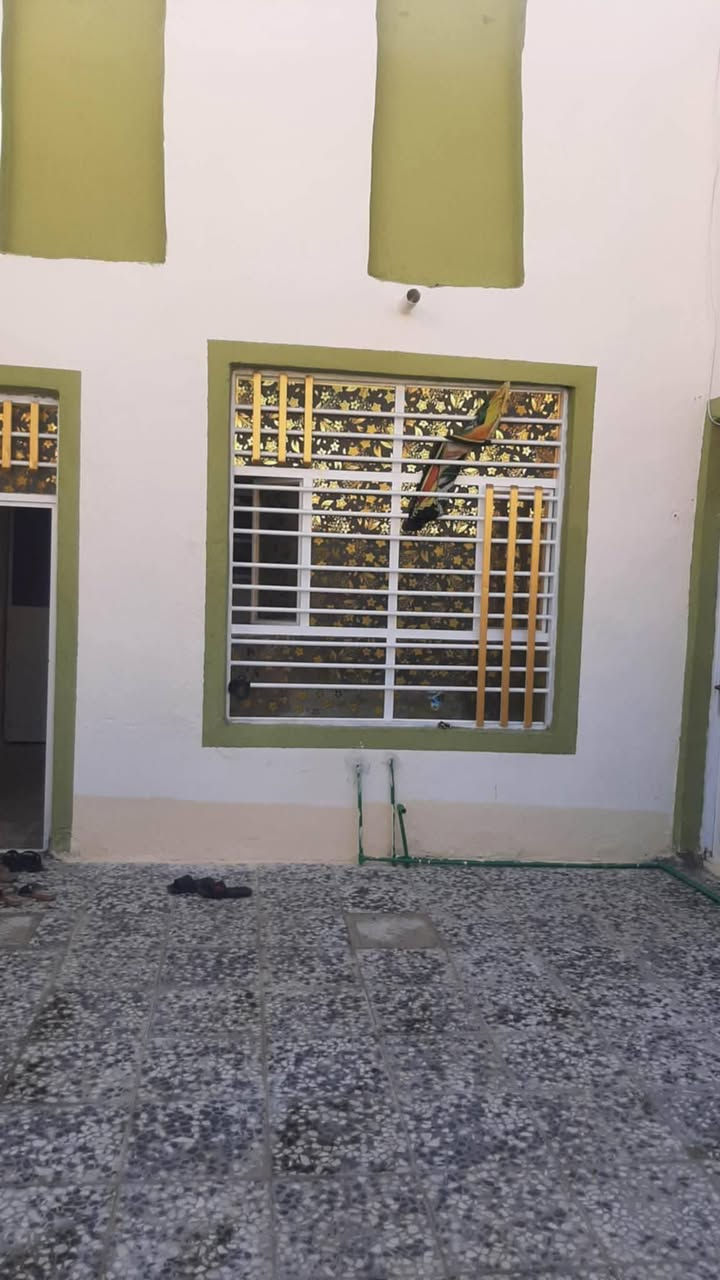 سلام عليكم بيت البيع ٢٠٠م حي العسكري قرب بانزين خانه مال بانيقيه بيت عكاده بي ساس جوه ترميم جديد غرفتين وصاله ومطبخ وصحيات حديقه جبيره موقع البيت بل ٦ الاف سعر ١٣٠ وبي مجال قليل التواصل ***********
