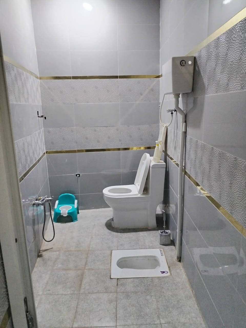 اللهم صل على محمد وآل محمد
دار للبيع زراعي بيه وصل تطويب مساحه ٢١٠ يحتوي على غرفتين وديوانيه وصاله عدد ٢ مطبخ صحيات خارجيه ٣ حمام داخلي مناور عدد ٢ كلدور داخله درج بناء بلوك الشمال عكاده والبتلو حجر متوفر جميع الخدمات عدى التبليط يصلح ان يكون بيتين للاستفسار مراسله خاص او الاتصال على الرقم
***********
موقع البيت الشارع الي يربط بين الثوره المنصوريه اقرب نقطه داله اسواق الزيتونه ومخبز سومر
