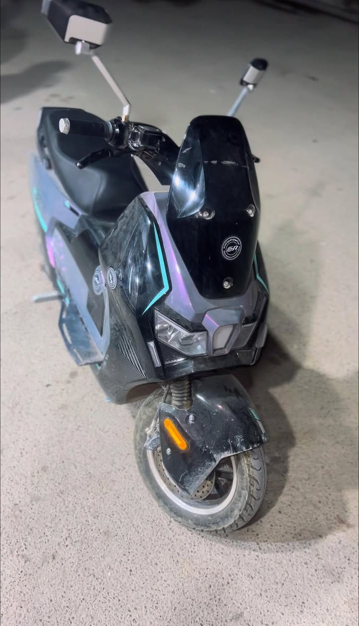 دراجه شحن سكينس صاروخي
استعمال اربع اشهر فقط (يعني جديده)
بيها 6 بطاريات 
الملف مالتها هو 2,000
تمشي بمسافة 70 كيلو 
تجي بيها ثلاث سرعات، و السرعة القصوى هي 80km بالساعة 
مخصصه لشخصين و الشخص الاخر مخصص اله حمالات للرجل 
و بيها مساحة تخزين امامية و يو اس بي للشحن
و لايتات عالي ناصي شبيه الزنون مع led الوان
السعر مليون و اربعمية و بيها مجال
ً
ً
 ً
ً
ً
ً
ً
ً
ً


**إذا كنت صاحب هذا الإعلان وتريد حذفه لأي سبب، رجاءا أرسل رسالة إلى الدعم الفني**