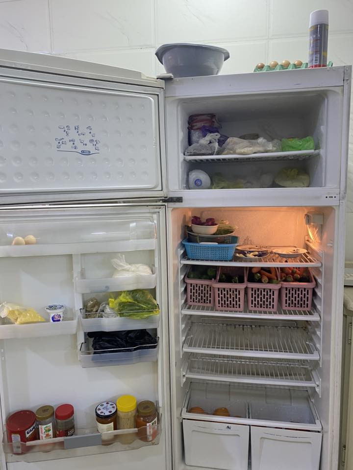 ثلاجة ٢٨ قدم نضيفة وتبريد وتجميد جيد جدا مداخلة تصليح على الفحص ب١٧٥ مكان الدورة بداية هور رجب ملاحضة الباب محولينة بالعكس 
للاتصال ع الرقم ***********
