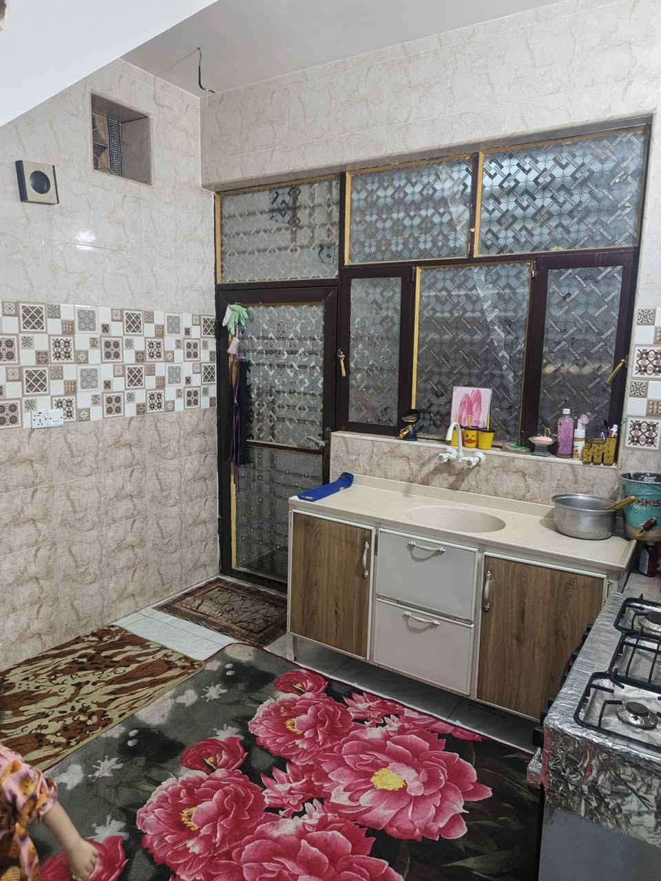 سلام عليكم للبيع المساحه
رفت شغل درجه اولى يحتوي ع ستقبال و غرفه و مطبخ مساحه درج و حمام ***********
السعر.     65
