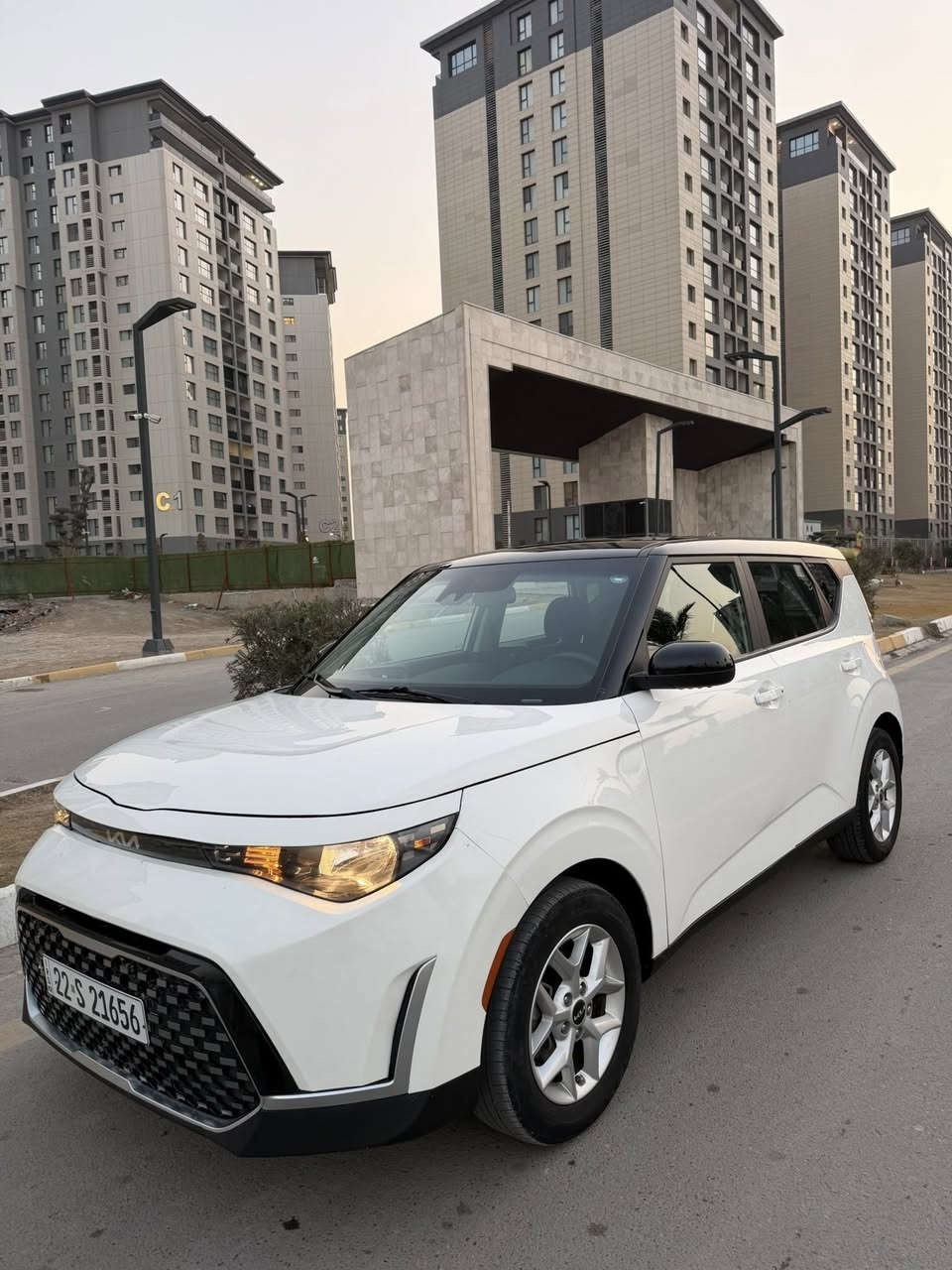 كيا صول ٢٠٢٣ فول
� للبيع – Kia Soul 2023

🔹 الموديل: 2023
🔹 اللون: أبيض مع سقف أسود (Two Tone)
🔹 المحرك: 2.0 لتر – 4 سلندر
🔹 ناقل الحركة: أوتوماتيك (CVT)
🔹 العداد: ____ كم
🔹 الحالة: ممتازة – صبغ بنيد وجاملغ فقط – شاصي سليم

المواصفات الداخلية:

 • شاشة معلومات وترفيه 10.25 إنش
 • دعم Apple CarPlay & Android Auto
 • شحن لاسلكي للهواتف
 • مقاعد كهربائية
 • تشغيل عن بُعد (Remote Start)
 • تشغيل ذكي زر تشغيل + Smart Key
 • تحكم كامل من المقود
 • بلوتوث + USB
 • تكييف أوتوماتيك
 • شاشة عدادات واضحة
 • خامات داخلية نظيفة ومريحة

أنظمة السلامة والمساعدة:

 • رادارات أمامية
 • نظام النقطة العمياء (Blind Spot Monitoring)
 • تنبيه حركة المرور الخلفية
 • كاميرا خلفية
 • نظام الثبات والتحكم بالانزلاق

مميزات إضافية:

 • اقتصادية في الوقود
 •
 • السيارة نظيفة وجاهزة للاستخدام

📍 الموقع: بغداد – البياع 
💰 السعر: 138 
 قفل تم تنزيل السعر 

📞 للتواصل: *********** –
