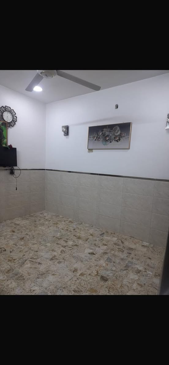 بيت  للإيجار مساحه 75 متر
الشعب مقابيل محطه وقود سما بغداد ب الضبط
بيت نظيف جديد مدخلين مطبخ وخطار وصاله معزوله 
صحيات ومنور  الطابق الاول 
الثاني بس غرفه ومخزن وسطح 
السعر 450 
عائله صغيره وموظف 
منطقه هادئه صغيره 
***********
