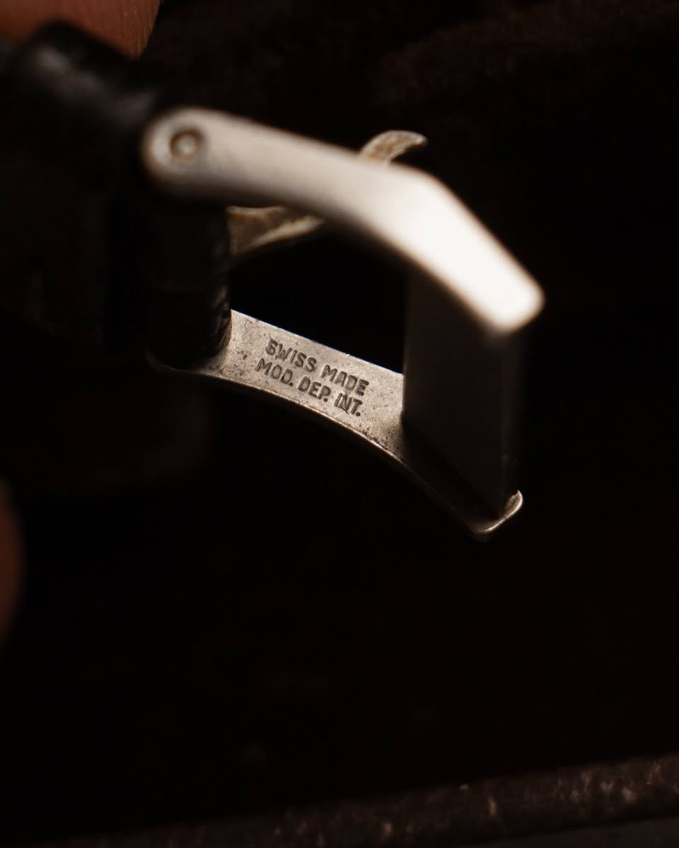 LONGINES TANK vintage 1960 swiss made 
قطعه نادره من لونجين بتصميم تانك انتاج ستينات 
🕟كيس بزل تغليف ذهب ابيض ممتلئء بالكامل 10K 
🕟 ميناء لون سيلفري معتق 
🕟 الارقام ذهب ابيض بالكامل
🕟 عقارب نوع دوڤين مغلفه بالذهب الأبيض 
🕟 ماكنه نصب تكويك 17 جوهره وقت مضبوط بالثانيه
🕟 عيار الحركه 370
🕟 الرقم المرجعي 12825280
🕟 سنتر ثواني منفصل 
🕟 علبه لونجين الاصليه 
🕟 قفل لونجين اصلي 
🕟 مهتم بالسعر راسل خاص او أتصل 
*********** واتس آب
