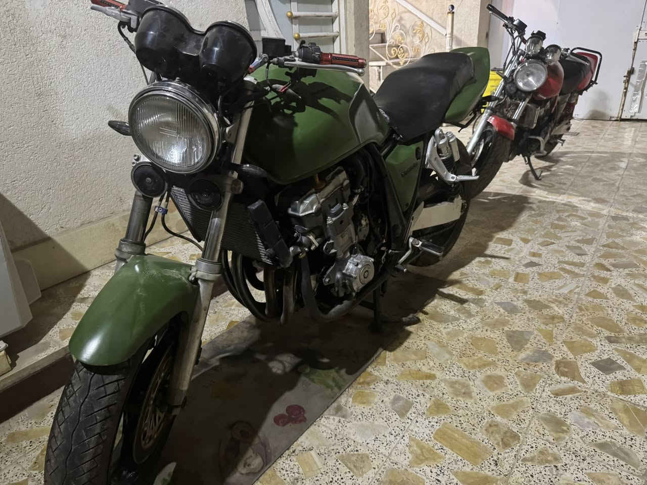 السلام عليكم شباب HONDA CB1000 SUPER FOUR (16$)
جيل اول 16 ولف الف سيسي معمره بكن شغل ايدي مو شغل فيتر كل شغلها بالبيت بيدي قطعه قطعه مكينه خرسه ما تسمع الها حس
كهربائيات شغاله طول طول زلغ ماكو بظفيرتها جوزات كلها شغاله جوزه ستان جوزه كلج جوزه بوش جوزات بريك رون كيلو متر كله شغال 
ملاحظه مهمه الدراجه بيها دشبول مال BIG ONE عينه260 سعرها350 الف وحدها ووصلها موجود مصبوغه زيتوني طافي
تخم تاير تخم ويل تخم دسكات دبلات دراجه جاهزه انشالله
نقصها سلف فقط ضعيف ما يديرها بس دفعه تشتغل وما فارغلها والله دراجه لا تنقيص لا تبخير لا حماوه نشاط فول بريك بالمكان اكزوز بتره كاربون اصلي كاتم ورياضي كلوبات ليد لايت وبك لايت واشاره كله ليد اوراق بيها مال دخوليه مال حاويه سعرها 16 وبيها مجال بسيط كلش مكانها ميسان العماره مركز المدينه ***********

