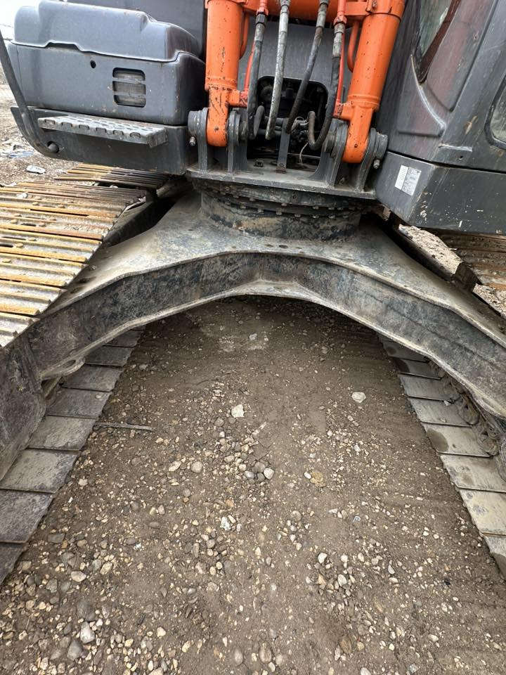 السلام عليكم 
للبيع حفاره زت ثري ٢٠٠٧ يابانيه ٢١٠ LC جاهزه للشغل محرك ومضخه تجفيت جديد 
رقم بغداد
للاستفسار ***********
العنوان الشوملي
