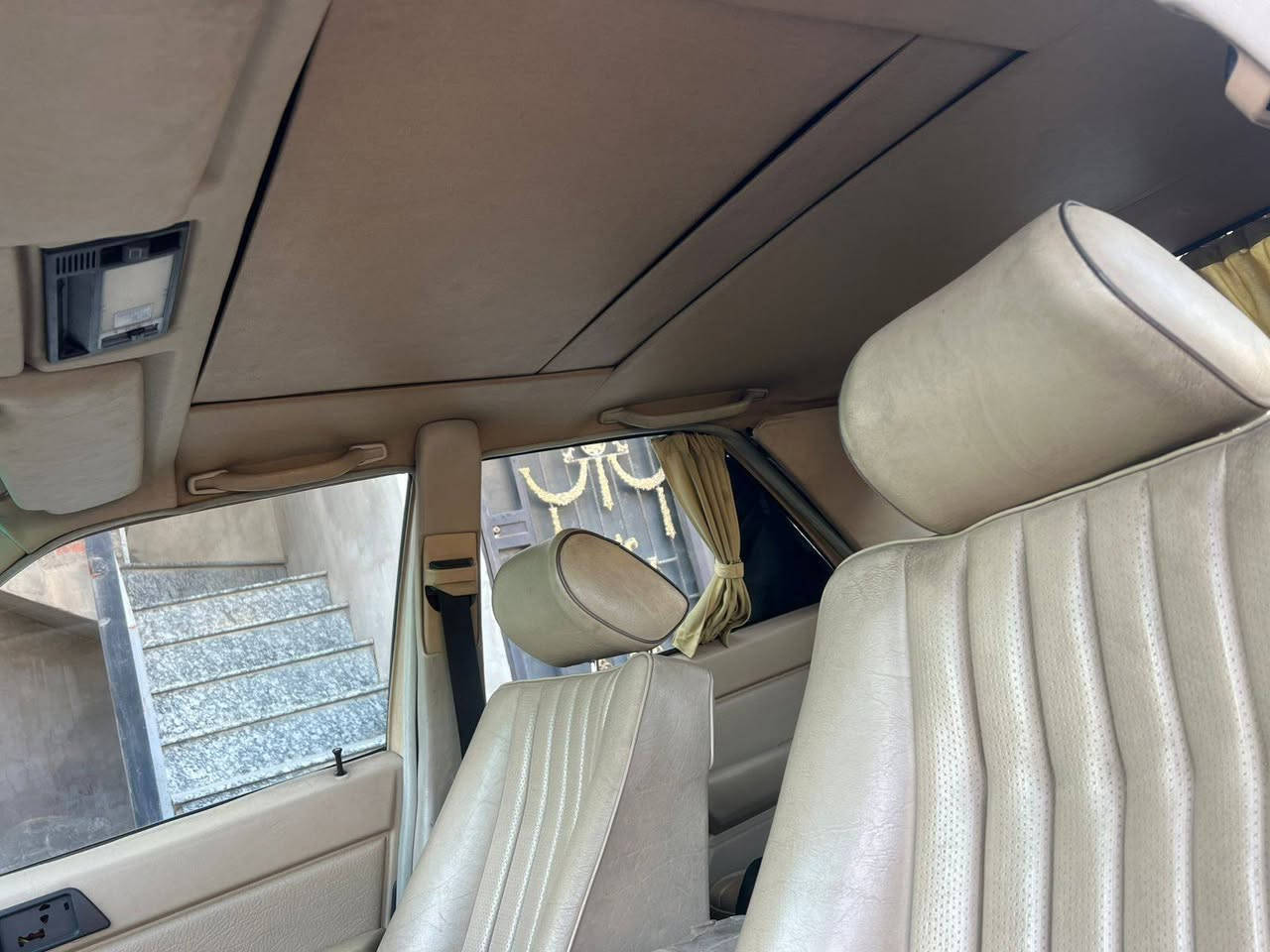 السلام عليكم..
مارسدس 300 
جديدة مواصفاة اسلايت كشن كهرباء
فلوجه السيارة جديدة ومال جناي
***********
***********
