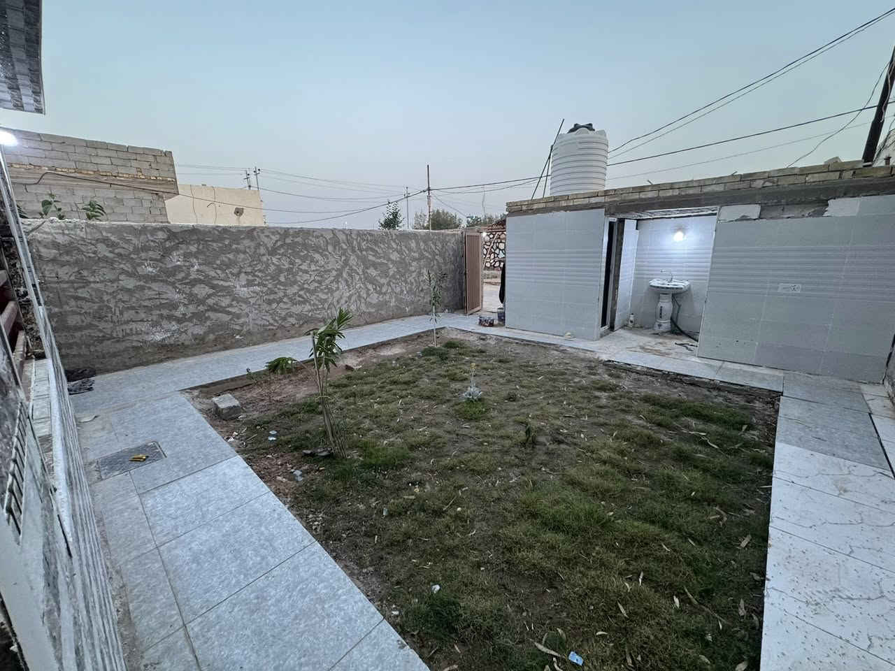 السلام عليكم بيت للبيع 150 متر يتكون من غرفه وصاله ومطبخ واستقبال بناء بلوك سقف صب كونكريت بناء جديد العنوان النجف طريق كربلاء عمود 150 جهت ياعلي يبعد عن الشارع 100 متر يصلح سكن أو موكب السعر 35 مليون وبيه مجال ***********
