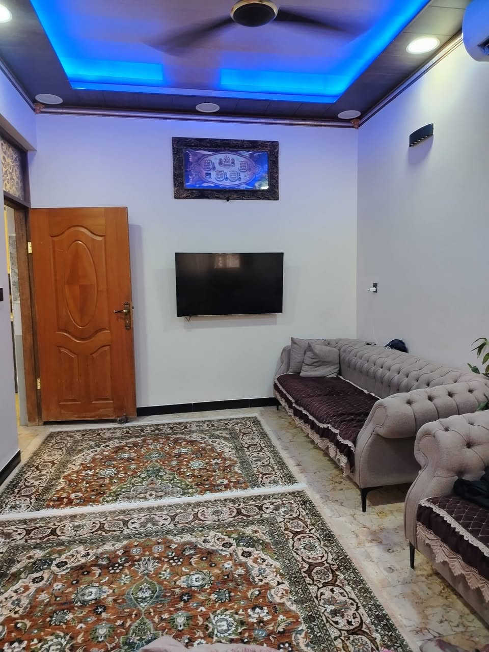 السلام عليكم
دار للبيع مساحه ١٠٠م 20x5 طابق واحد
مابيه اي نقص
رقم الدار ٣٩٦٠
مكانه خلف مدرسة سبع البور الابتدائيه ومدرسه الازهار
على الساحه يعني مو فرعي
قريب على مصتوصف ٤٠٠٠
الارضيه مرمر +سيراميك الجدران اسباني كهربائيات البيت المي الجاري كله درجه اولى بالضمان
مجاري خارجيه اني مسويه
للاستفسار ***********
