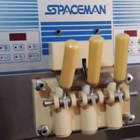 وبركاته توجد آلة آيسكريم للبيع بحالة ممتازة وجاهزة للعمل فورًا، وتُعد ...