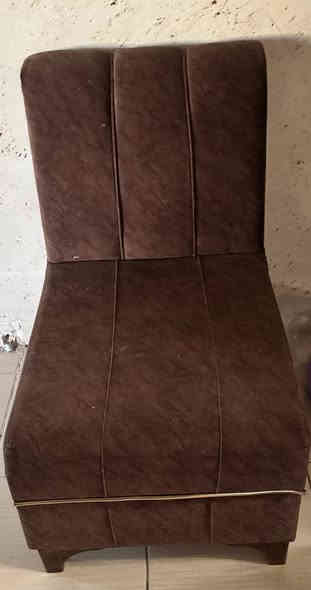 الديوان
6 قطع 
10 نفرات
مستعمل 
السعر 100  الف
العنوان مجمع الزيتون
***********
