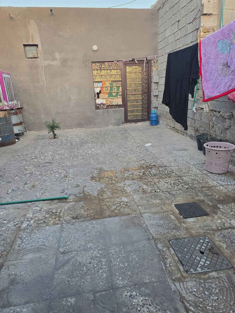 بسم الله الرحمن
بيت للبيع ناحيه الرضويه الثانيه 
مساحه البيت 180متر 
يبعد عن الشارع العام ٩٠ متر 
يحتوي على غرفتين وصاله
ستقبال مطبخ صحيات داخليه وخارجية 
كراج سياره 
وجهه ٩ متار 
البيت بناء حديث 
السعر ١١٠ بي مجال 
التواصل واتساب تصال 
***********
