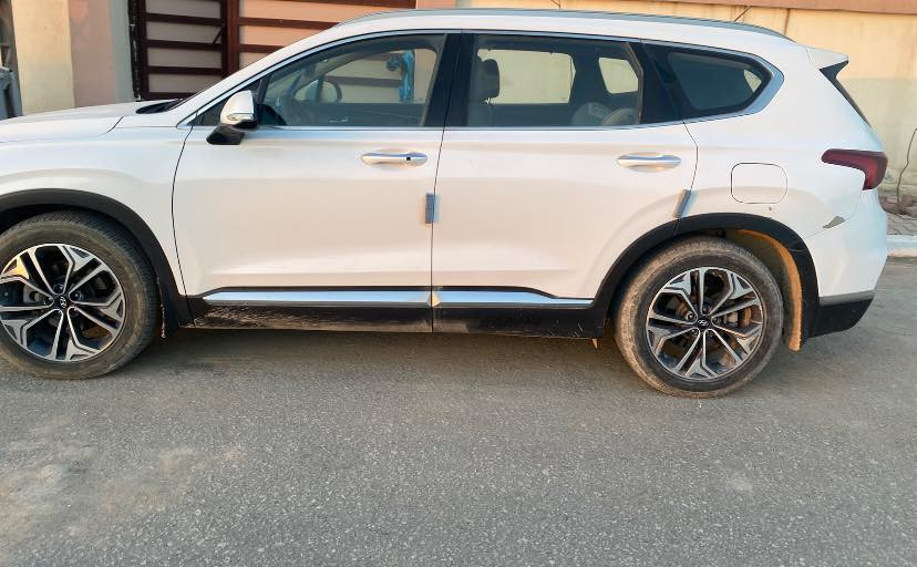 السلام عليكم
سنتافي ٢٠١٩ خليجي 
المحرك : ٦ سلندر V6 3500
كشنات جلد   كهربائية 
حساسات امامية، خلفية 
كاميره خلفية
بصمه 
دخول ذكي 
اشاير بالمري 
اضائات ترحيبية 
تبريد ٣ قطع 
جكمجه ثلاجه
تحكمات ستيرن
سايد بريك دگمة 
AutoHoldتوقف ذاتي 
٣ وضعيات قياده 
شحن وايرلس 
شاشة كبيره
بردات
وبيها هواي مواصفات 
 
—————————————-
السياره بيها تبديل بنيد وجاملغ نفس اللون بدون صبغ 
وبيها تكشير بكم مكان مثل ما موضح بالصور
كير مكينه حدادية تبريد كله فول شرط الفحص  
السعر ١٨٥$ ورقه وبيها مجال قليل
موجود واتساب ***********
