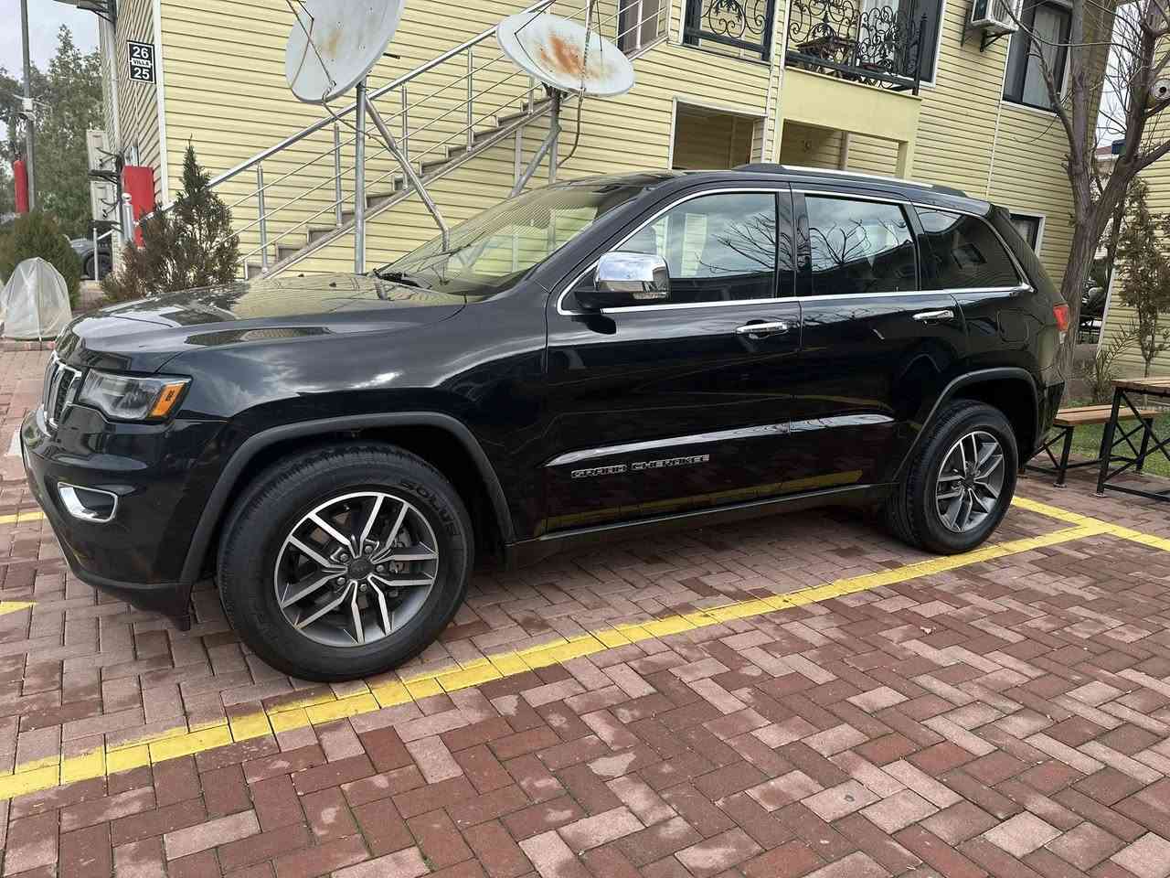 جيب 2020 لمتدد فول مواصفات معروفه ميحتاج اذكرهن موجودات بلصور وصور الحادث هم بلصور صبغ قطعه وحده فقط جاملغ امامي وشويه بارد بلجاملغ الخلفي نفس الجهه السياره بغداد باسمي شرط تحويل وسياره جاهزه من كل شي تخم تاير صدر جديد مكينه كير كفاله 
السعر 23800  (238) ورقه 
مكاني بغداد السيديه 
***********
