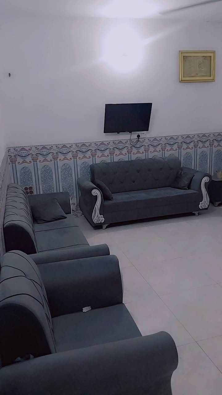 السلام عليكم
بيت سند ۲٥ 
مساحة 250 م ، واجهة ١٠ ونزال ٢٥ 

يحتوي البيت على استقبال ومطبخ وغرفتين وصالة جبيرة وحديقة وكراج للسيارة وحمام وصحيات كاملة ومخزن ، وهمين يحتوي على منور على طول البيت وترك وره البيت 

العنوان : بغداد المدائن قرب مجمع الإحسان 

السعر 55 وبيه مجال 

رقم الموبايل :
***********
***********
