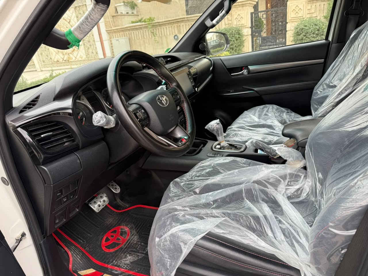 السلام عليكم

هايلوكس جي ار 2022

ماشية 100 رقم بغداد دولي

كويتي اصل

سيارة جديدة بمعنى الكلمة ماخذها زيرو

ملاحضة بسيطة باب خلف السايق بي طعجة اثر دراجة شحن وسويتها وصورتها موجودة

الباقي كفالة عامة شرط السونار

مكان السيارة البنوك
***********
