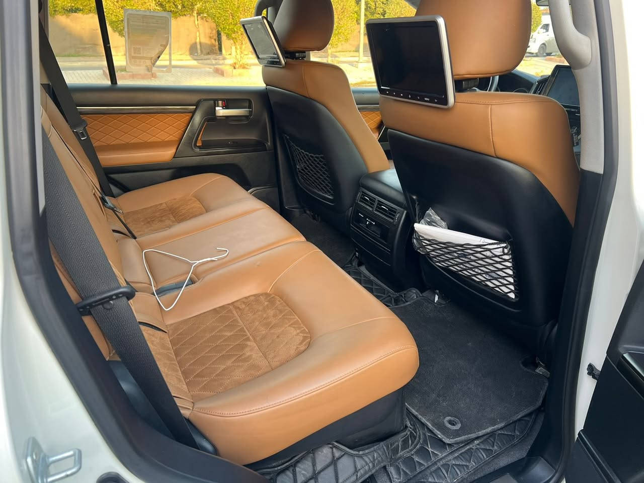 سلام عليكم للبيع لاند كروز موديل 21 بحريني 6 سلندر ماشيه 70 الف السياره باسمي رقم بغداد مكفوله من الصبغ والبارد مكفوله كفاله عامه مكان السياره بغداد زيونه لتواصل رقم تلفون ***********
