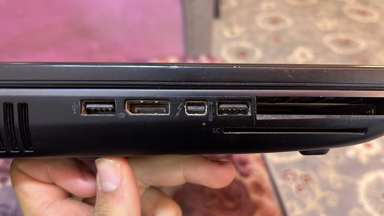 �
للبيع لابتوب HP ZBook 17 G2 – قوي ونظيف

📍 الموقع: النجف

المواصفات:

 • Intel Core i7-4600M
 • RAM 16GB
 • كرت شاشة NVIDIA Quadro K1100M (2GB)
 • SSD 238GB + HDD 466GB
 • شاشة كبيرة – مناسب للتصميم والبرامج الثقيلة

الحالة:

 • الجهاز شغال 100%
 • ماكو أعطال
 • استخدام نظيف

💰 السعر المطلوب: 230,000 دينار

📞 التواصل: واتساب  / ***********
📍 التسليم: يد بيد داخل النجف
