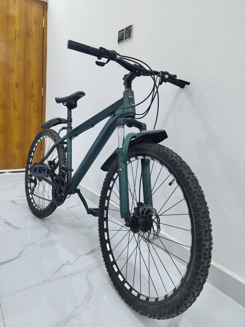 سلام عليكم شباب باسكل جبلي الماني للبيع باسكل نضافه 95% ولون زيتوني مميز باسكل 9سرعات باسكل شبابي واستخدام قليل وكل قطعه بل باسكل الماني السعر 160$الف اخوان الباسكل مو هيج سعره راح اخسر بي وبيع مستعجل المكان البصره الزبير قرب الجاهزه الرقم *********** وتساب فقط
