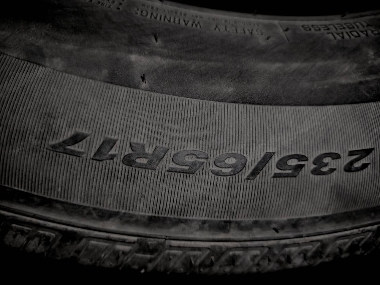 السلام عليكم  
يوجد تايرات للبيع 
حجم 238 /65 R17
الاستفسار الاتصار على الرقم 
***********
