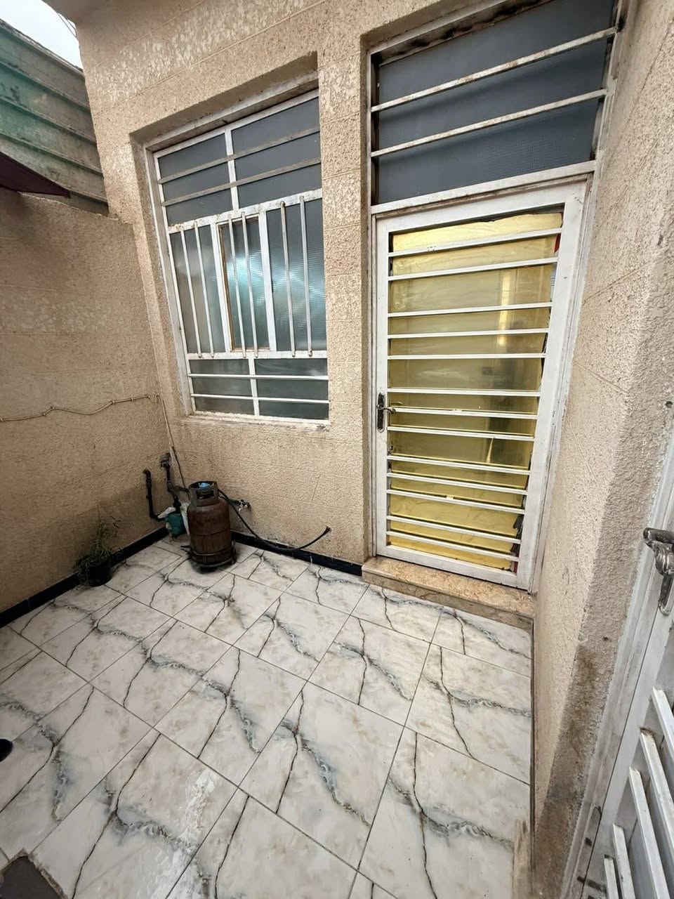 السلام عليكم بيت للبيع المساحه 100 متر 
سنة البناء 2021
البيت طابق ونص يتكون  الطابق الأول من غرفه وصاله واستقبال ومطبخ  وصحيات  ومنور داخلي  
العنوان حي النفط (أم الذهب) شارع الطاقة أو المشتل 
السعر 57 وبي مجال بسيط
رقم الهاتف ***********
