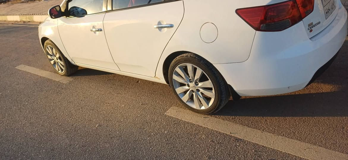 سلام عليكم ... للبيع فقط
كيا سيراتو ٢٠١٣ خليجي صبغ الباب الخلف السايق والسونار مرفق بالمنشور .. سنوية لل ٢٨ سيارة جاهزة بدون نقوصات مكان السيارة ديالى / جلولاء السعر ١٠٥ .. الاتصال على الرقم :  ***********
