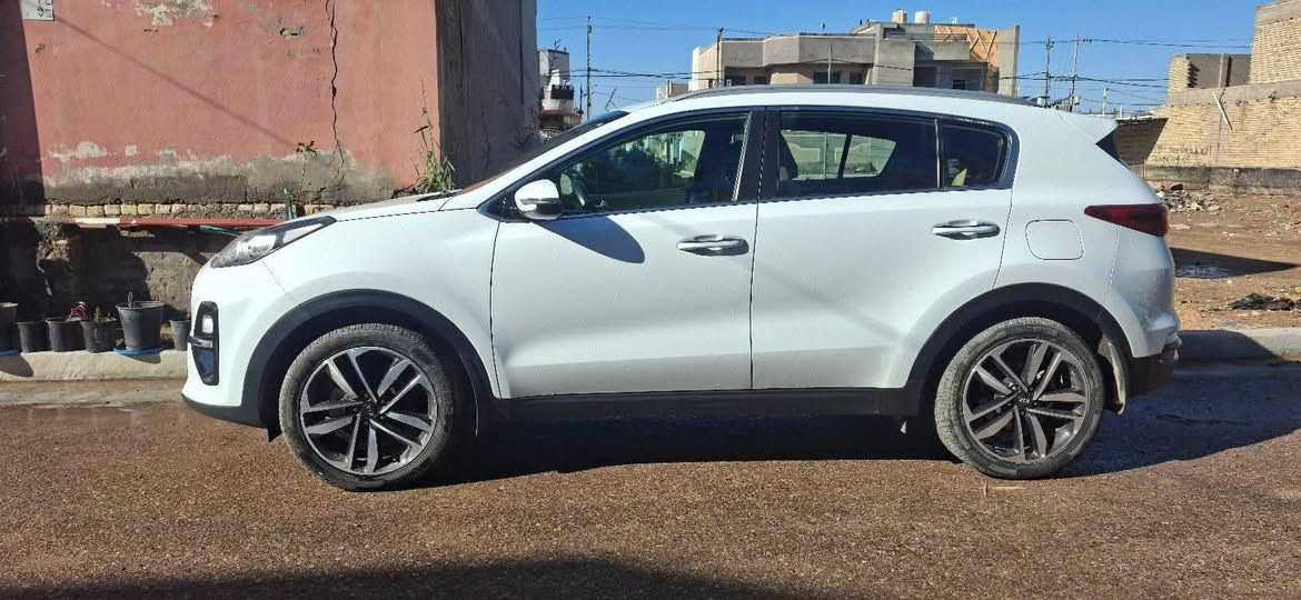 السلام عليكم سبورتج خليجي 2020 للبيع السياره مكفوله من صبغ وبارد وضربه (مكفوله كفاله عامه) السياره حداديه وتبريد وتدفئه وضع شركه السياره مكفولة  ماشيه 51km الف السياره محرك 2000دوش ويل كب 19 اشاير بلمري ترحيب وكشنات جلد وقماش وشاشه كبيره كامره خلفيه دواره وحساسات امامي خلفي  وكروز سرعه السياره سويج سعرها 210$💵 وبيها مجال للشراي انشاء الله السياره مقارنه بلبقيه من نضافه ومشي هي افضل سعر للتواصل*********** المكان بابل حي الجامعه.
