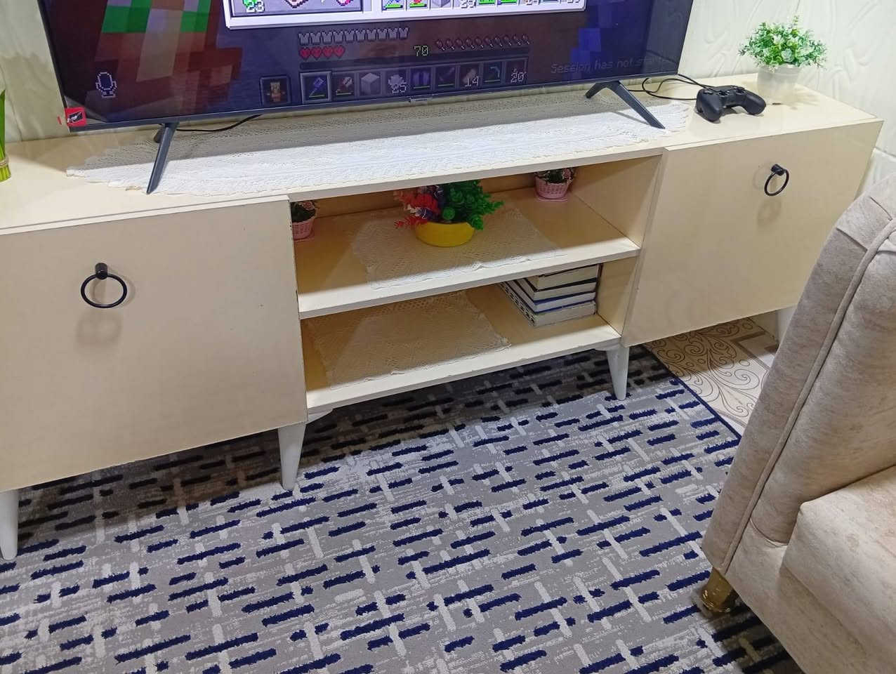 عندي تخم مستعمل كويتي نظيف ٥٠٠ والمعرض ٦٥ وبي مجال البصره القبله للتواصل ***********
