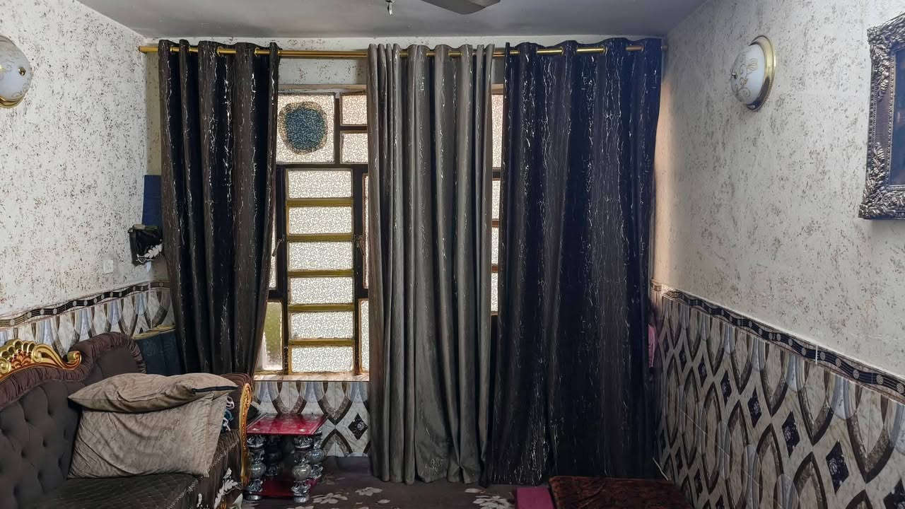 السلام عليكم
نصف قطعة ٨٠ متر أمامية قطاع ٢١ الكيارة الواجهة ٧ متر والنزال ١١,٣٠ متر طابقين الأول مسلح يحتوي على طرمة وصحيات واستقبال ٦×٣ ونص ومطبخ ودرج وحمام وترك والطابق الثاني عكادة غرفتين وسطح والثالث مخزن سندويج مع ثلاثة سبالت وكيزر وخزان ماء وماطور وخط مولد ٥ أمبير أول بيت بالفرع بالفرع الأول من جهة قطاع ٢٧ مقابل العيادة الشعبية للمراوس ببيت كامل وإذا بيع سعرها ١٤٠ مليون 

للتواصل ***********
