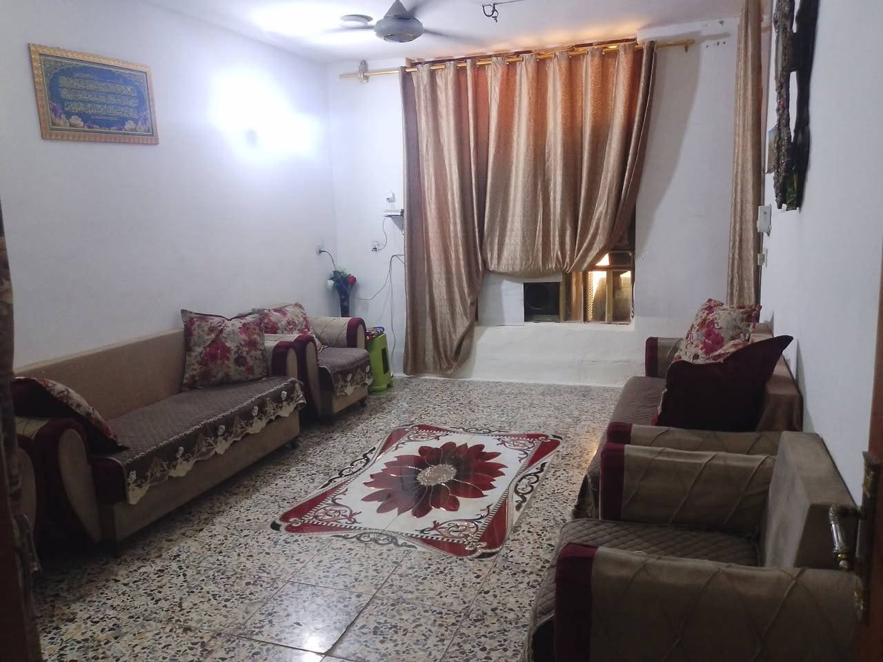 بيت البيع مساحه 180 متر زراعي يحتوي على 4غرف مطبخ واستقبال وصاله جسر ديالى حي لسلام قرب شبكته ابو سماعيل سعره على الخاص ***********
