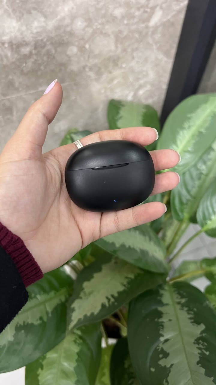 سماعات realme Buds T110 اللاسلكية – صوت ديناميكي وبطارية طويلة

• الموديل: RMA2306

سماعات لاسلكية من realme بتصميم عملي، موجهة للاستخدام اليومي مع صوت واضح واتصال ثابت.

المميزات:
 • مشغّل صوت ديناميكي بحجم 10 ملم لتجربة صوتية قوية.
 
• اتصال لاسلكي بتقنية Bluetooth 5.4.
 
• وضع Low Latency بزمن استجابة 88ms.
 
• مقاومة للماء بمعيار IPX5.
 
• دعم AI ENC لتقليل ضوضاء المكالمات.

 
 • المشغّل الصوتي: 10mm Dynamic Bass Driver
 • الاتصال: Bluetooth 5.4
 • زمن الاستجابة: 88ms Super Low Latency
 • تحسين المكالمات: AI ENC Noise Cancellation


**إذا كنت صاحب هذا الإعلان وتريد حذفه لأي سبب، رجاءا أرسل رسالة إلى الدعم الفني**