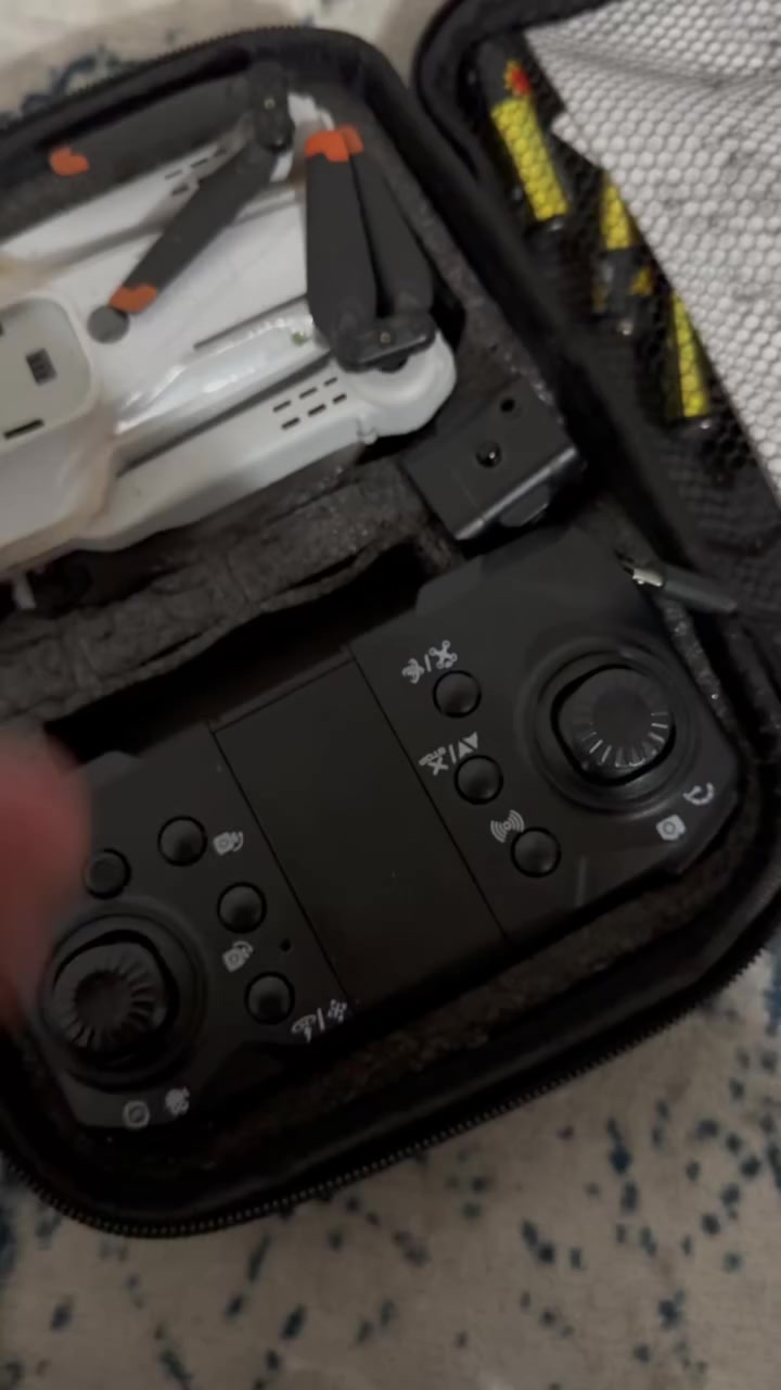 طائرة سكاي سبيريت بدون طيار
جودة عالية وأصلية.

مغلقة وغير مستخدمة.

طائرة سريعة ورشيقة للغاية.

مزودة بكاميرتين عاليتي الدقة.

كاميرتان أماميتان + مستشعر سفلي لتسجيل الفيديو.

تتصل بهاتفك المحمول ويمكنك مشاهدتها مباشرةً عبر الواي فاي.

لديها تطبيق خاص بها للهواتف الذكية بنظامي iOS وأندرويد.

مزودة بوحدة تحكم مخصصة لتنفيذ جميع الوظائف، بالإضافة إلى منفذ للهاتف.

دوران 360 درجة.

مدة الطيران: 15 دقيقة.

تدور وتثبت في مكانها.

هبوط وإقلاع مباشر.

تنطفئ فورًا عند سحبها أو تثبيتها.

يمكنك رسم خط على شاشة الهاتف لتتبع مسارها.

أضواء خضراء في الأمام والأسفل.

تتمتع بالعديد من الميزات الأخرى.

تأتي مع حقيبة حمل خاصة بها.

تتضمن 4 واقيات فراشة.

تتضمن 4 واقيات فراشة إضافية.

تتضمن كابل شحن.

مرفق معها جهاز Dernefizi.

اللون: أسود كما في الصورة. السفر کیلومەتر

السعر٦٥


**إذا كنت صاحب هذا الإعلان وتريد حذفه لأي سبب، رجاءا أرسل رسالة إلى الدعم الفني**