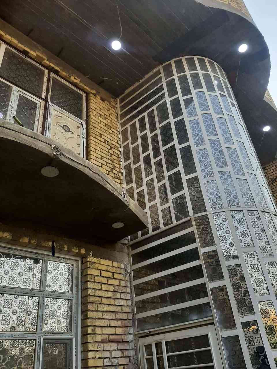 بيت في حي الحكيم نزلت بيت خليفه مساحه  365متر 3طوابق يتكون الطابق الاول من استقبال 9x4مطبخ بارد زائدحار 9x4 كليدور2x9 صاله 5x7 حمام4x2غرف نوم عدد2 m6x4 الطابق الثاني يتكون من 3غرف زائدصاله مع صحيات الطابق الثالث بيتونه زائد مخزن 5x4 الصطح الاول مع الثاني مطبك اشتايكر الداخل كله ازره 120الارضيه بورسلين ✋✋مكلف بالنشر الاستفسار الاتصال على الرقم ‏‪***********‬‏
