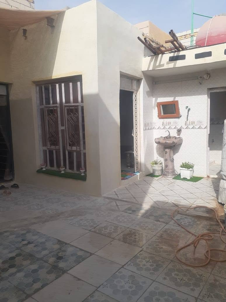 السلام عليكم بيت للبيع مساحة  ١٥٠ متر بطابو  واقع حال ١٨٠ متر بحي الصدرين ٢ قرب ملعب النصر  غرقتين/ صالة /ستقبال/ مطبخ / صحيات  البيت جاهز مجهز بنا طابوك بيت جديد مرتب       تحويل ثاني يوم الا ستفسائر ***********
