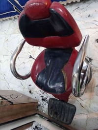 كرسي حلاقه للبيع كلشي شغال بي بس فق هاذه شك الي بصوره وتتبدل هاي أو دو...