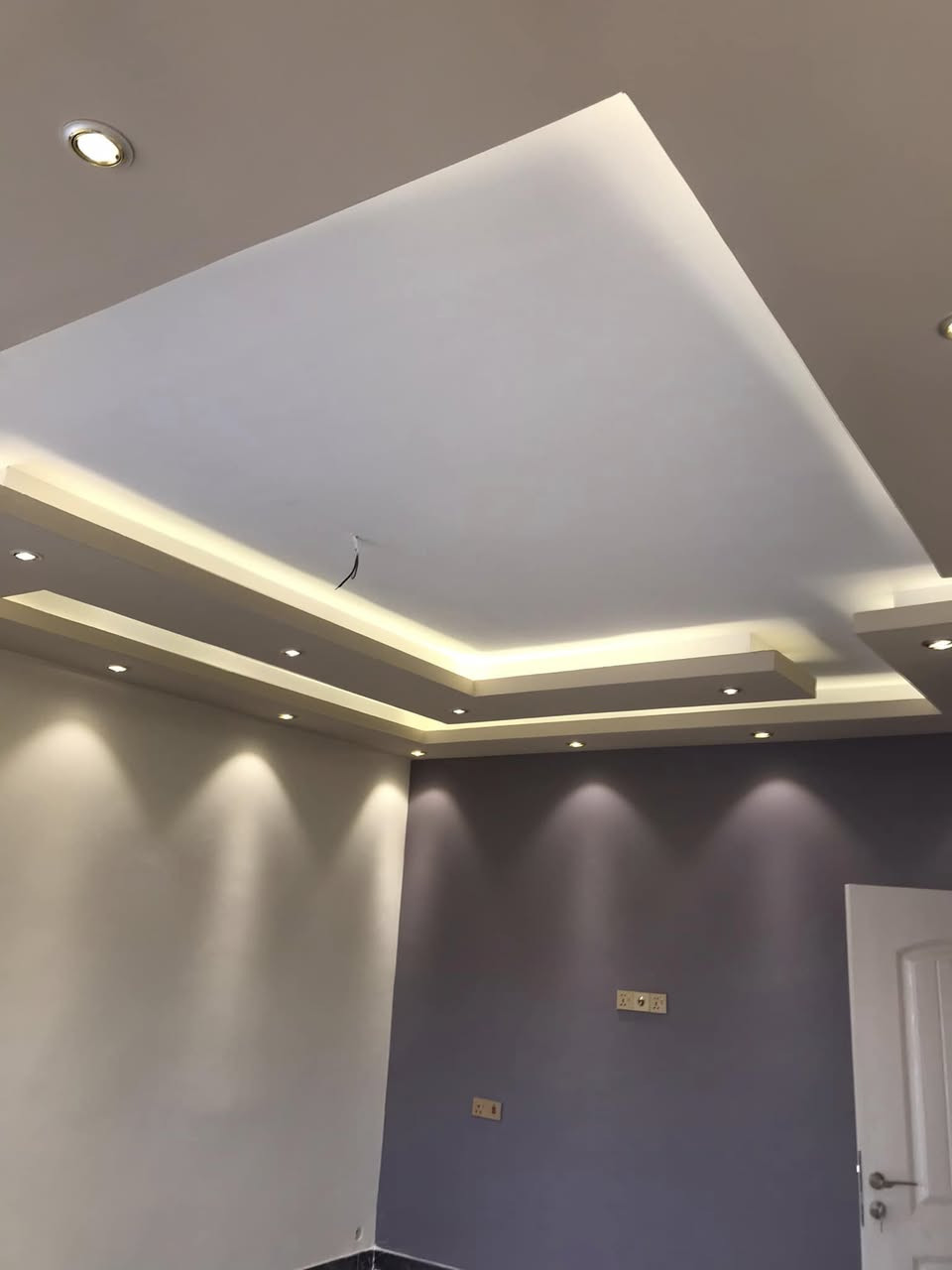 السلام عليكم 
من رخصة الادمن 
صبغ اردني المتر الفين ونص الواجهه 
للاستفسار ***********
