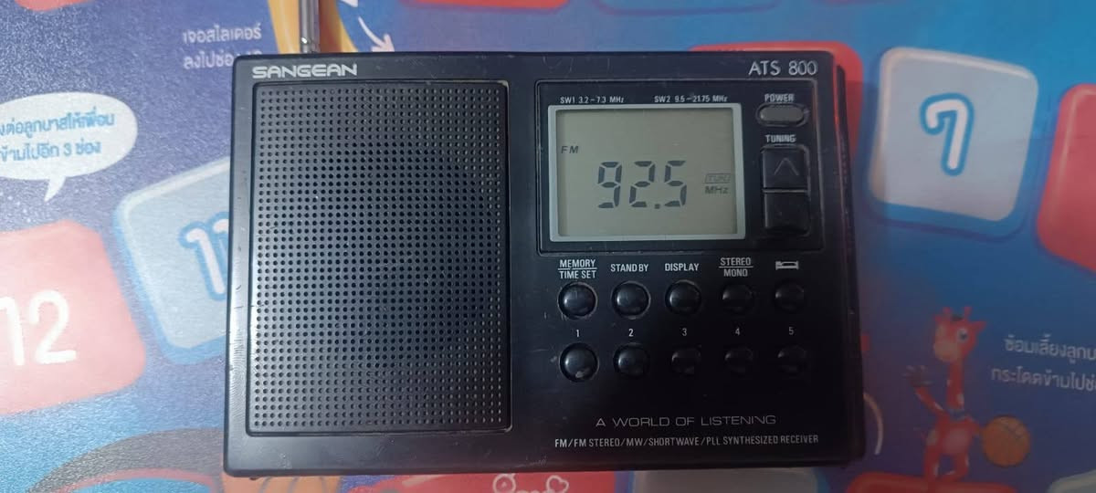 هذا الجهاز هو راديو محمول من نوع Sangean ATS 800، وهو جهاز استقبال رقمي متعدد الموجات.
إليك أهم تفاصيل هذا الجهاز:

الماركة والموديل: Sangean ATS 800.

نطاقات الموجات: يدعم موجات FM (ستيريو عبر سماعات الرأس)، والموجات المتوسطة MW، والموجات القصيرة SW، ويعمل بتقنية PLL المجهزة لتوليف دقيق للقنوات.

المنشأ: تم تصنيع هذا الطراز في تايوان.

مميزات إضافية: يحتوي على شاشة عرض رقمية LCD لعرض الترددات، مع إمكانية حفظ المحطات في الذاكرة


**إذا كنت صاحب هذا الإعلان وتريد حذفه لأي سبب، رجاءا أرسل رسالة إلى الدعم الفني**